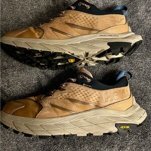 Women’s Hoka Anacapa Gore-Tex Vibram Megagrip hiking shoes Size 9 (men’s Sz 7)